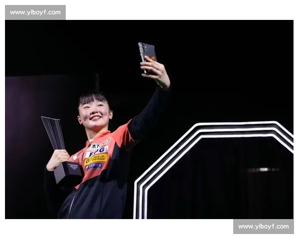 奖杯递向白发父！张本美和夺冠，藏着 55 岁老爹 20 年的苦与光