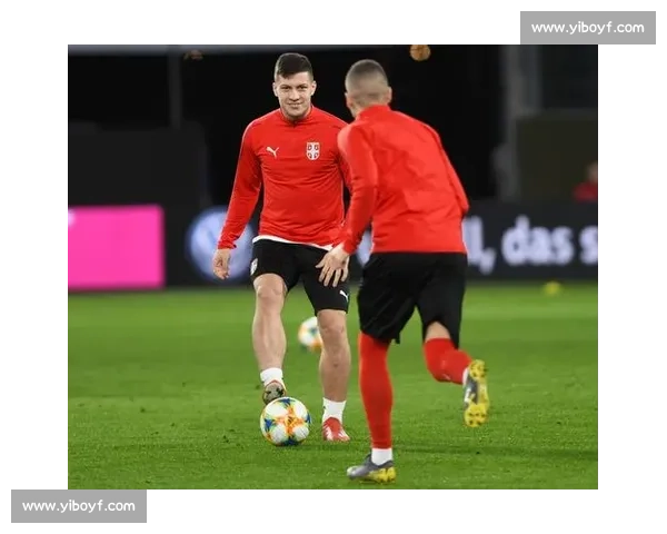 塞尔维亚与罗马尼亚足球对决精彩呈现 双方激烈拼搏争夺胜利